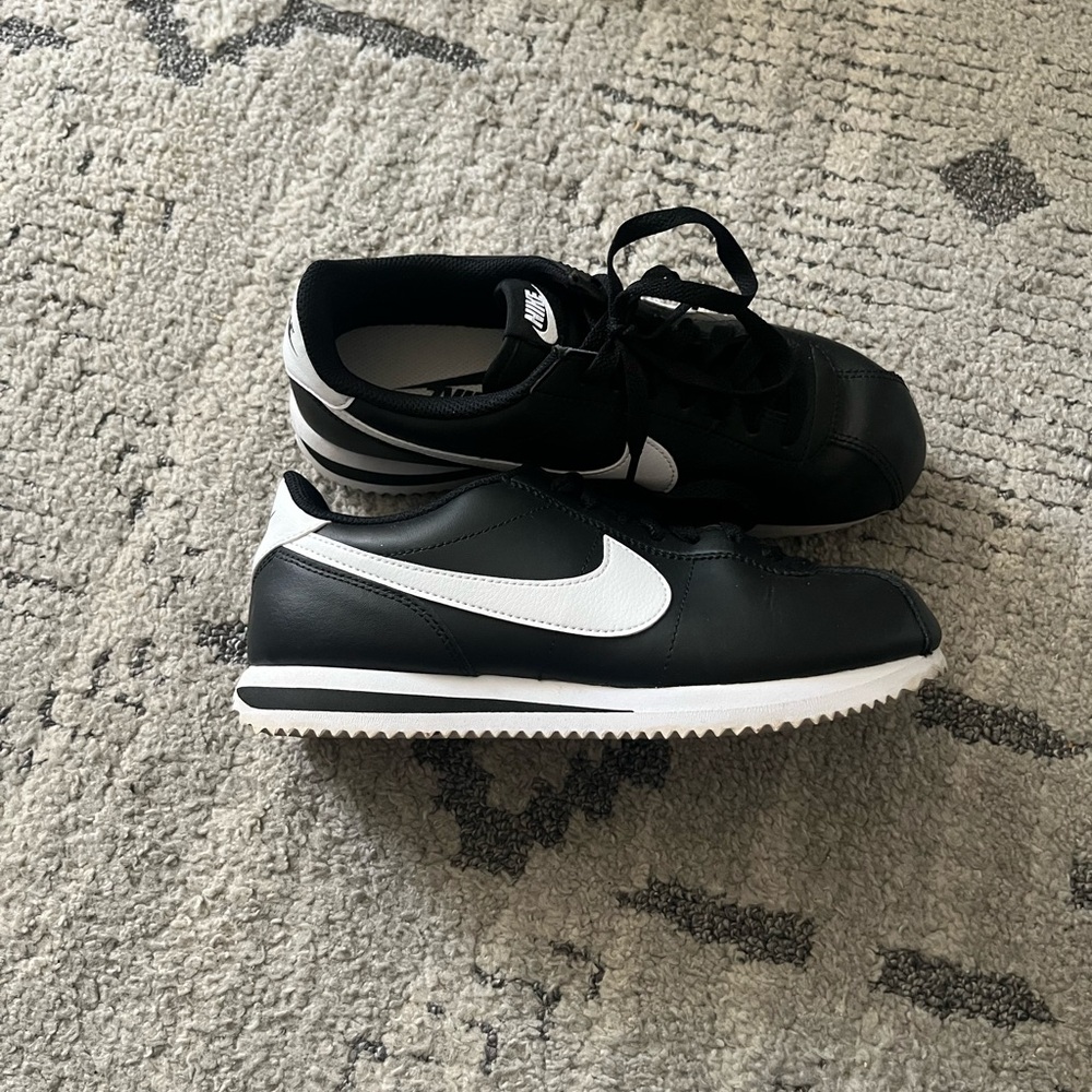Nike Black and White Athletic Shoes with Classic Design - Picture 2 of 4